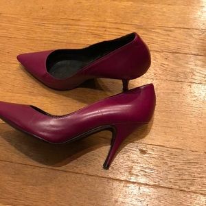 COOP BARNEYS NEWYORK CLASSIC PURPLE PUMP